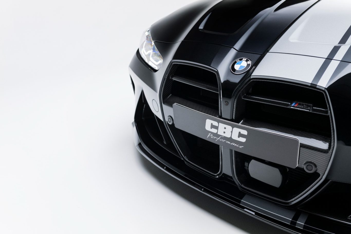 Schwarzer BMW mit sportlichem Frontdesign und markantem Kühlergrill.